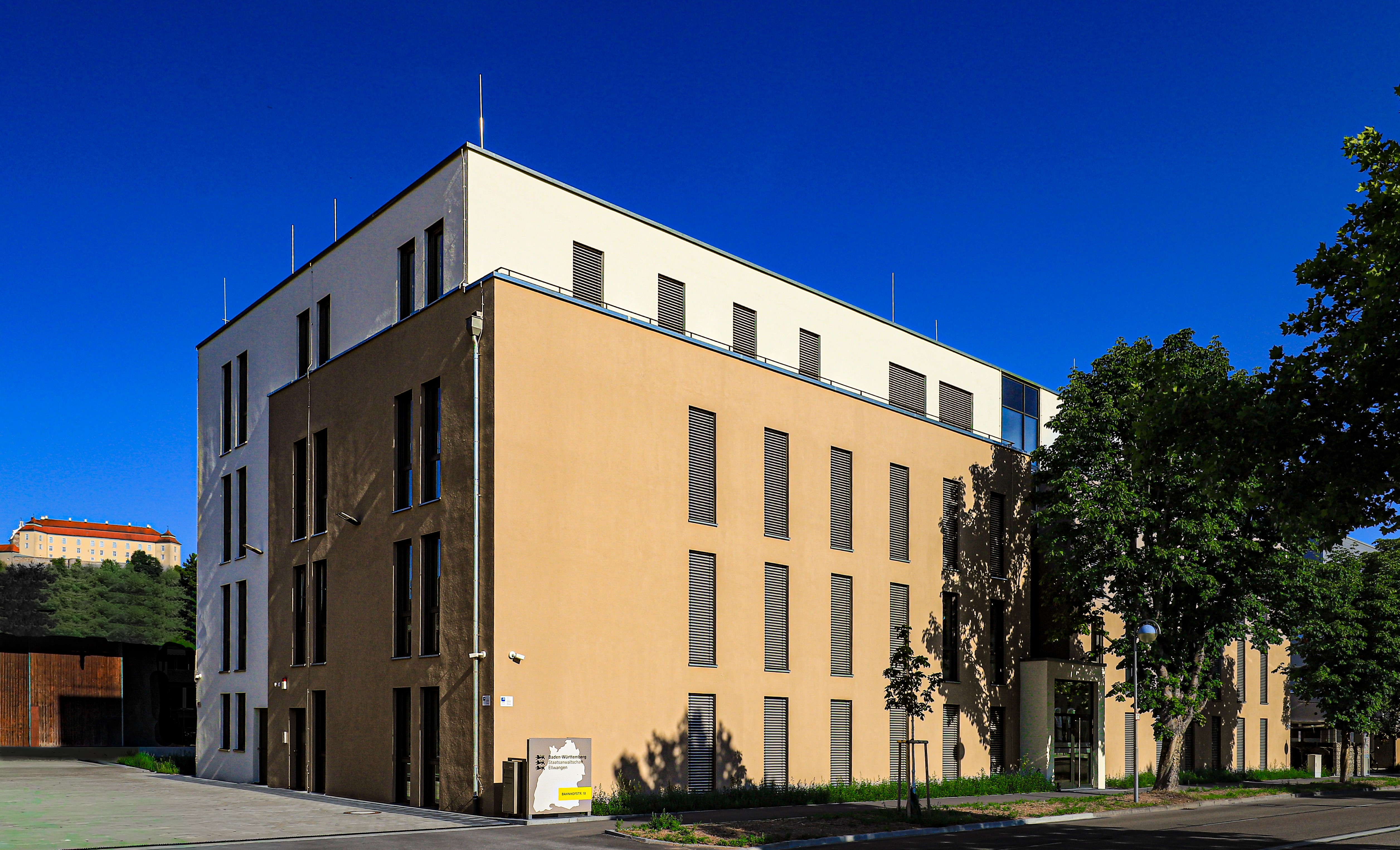 Bild: Gebäudevorderansicht der Staatsanwaltschaft Ellwangen in der Bahnhofstraße 18 mit Hofeinfahrt, links mittig Ansicht des Schlosses Ellwangen
