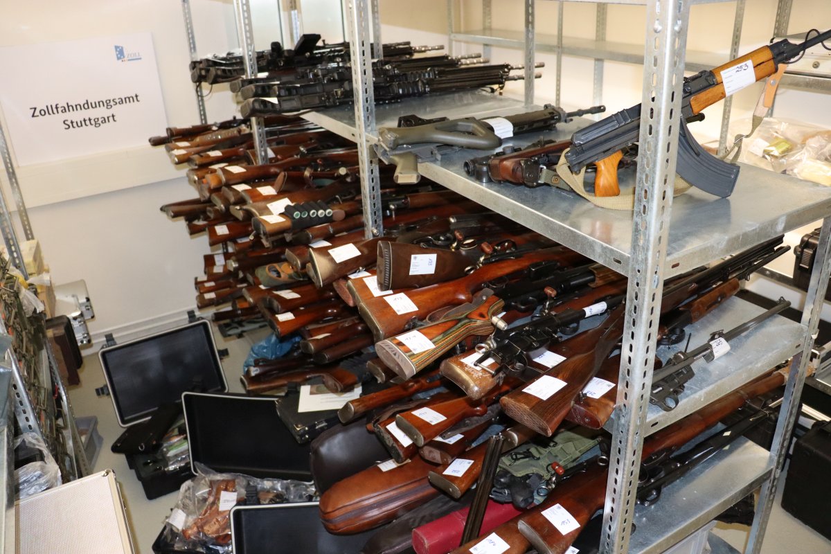 Das Bild zeigt die gefundenen Waffen in Niederstetten